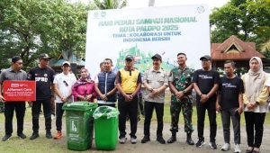 Peringati HPSN 2025, DLH Palopo Gelar Aksi Bersih-Bersih di Pantai Labombo