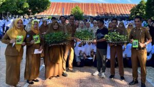 Merawat Alam dan Lingkungan Bupati Bone Serahkan Bibit Tanaman di SMPN 1 Watampone