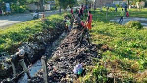Babinsa Koramil Larompong Ajak Warga Rawat Infrastruktur Lewat Gotong Royong di Desa Dadeko
