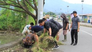 Hari Bumi 2025, DLH Palopo Bersama PMII Gelar Aksi Bersih Lingkungan dan Penanaman Pohon