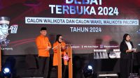 Paslon FKJ-NUR saat memaparkan visi misi dan menanggapi pertanyaan saat debat publik di Hotel Gammara Makassar Sulawesi Selatan yang diadakan oleh KPU Palopo. Minggu 3 November 2024. (Foto : Dedy Awi)