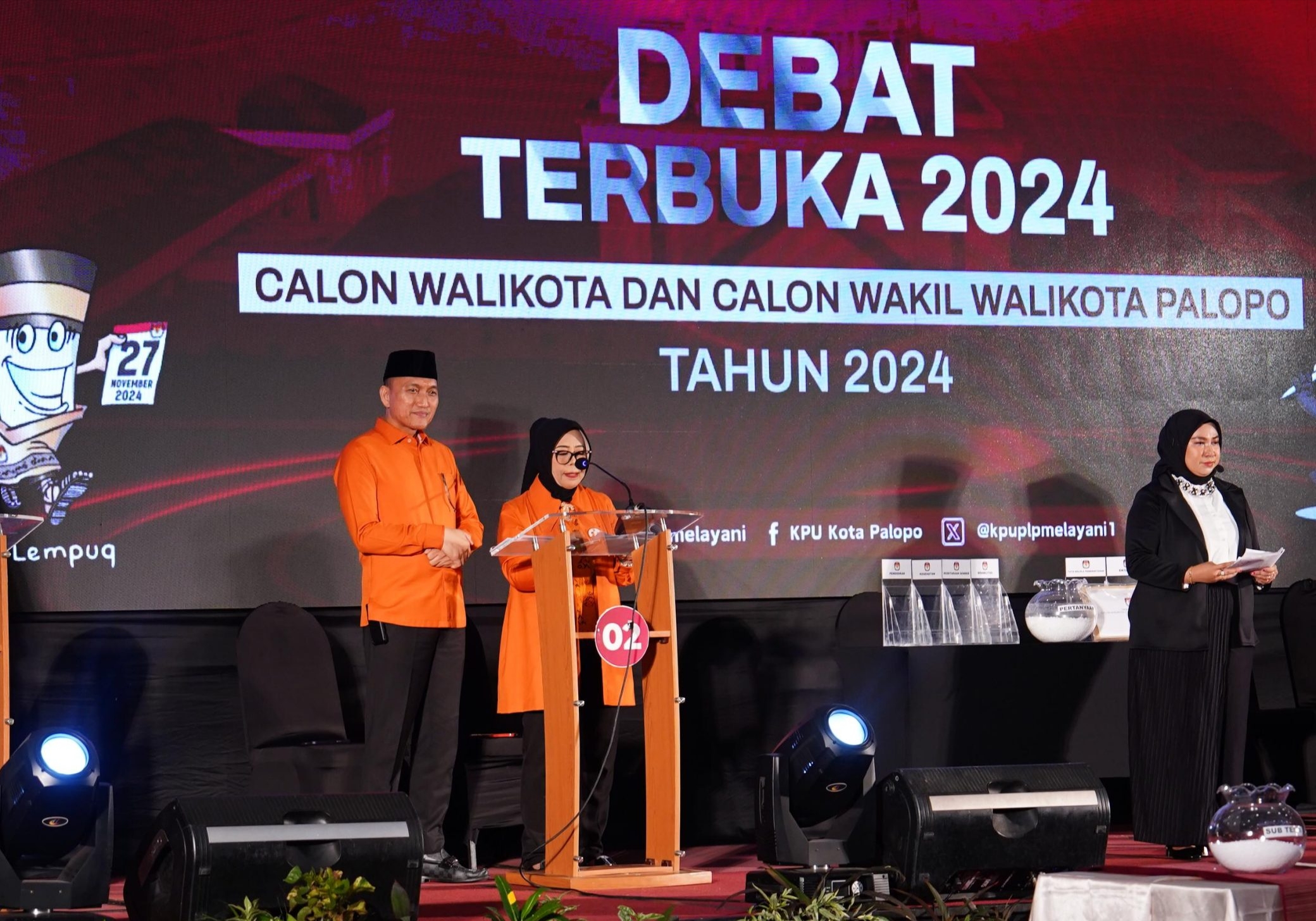 Paslon FKJ-NUR saat memaparkan visi misi dan menanggapi pertanyaan saat debat publik di Hotel Gammara Makassar Sulawesi Selatan yang diadakan oleh KPU Palopo. Minggu 3 November 2024. (Foto : Dedy Awi)