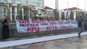 Dukung Hasil Pleno KPU, Warga Palopo Bentangkan Kain Putih Sepanjang 100 Meter