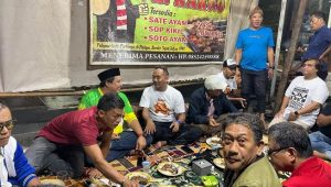 Saya Tusuk Empat, Naili – Akhmad Traktir Makan Sate, Dukung UMKM Palopo