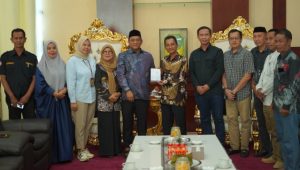 Bupati Luwu Serahkan Bantuan Bahan Baku Rumah bagi Korban Puting Beliung