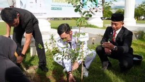 Peringati Hari Bumi 2025, DLH Palopo Tanam Ribuan Bibit Pohon