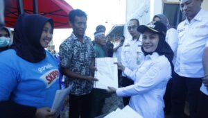 Warga Salotellue Terima Sertifikat Konsolidasi Tanah dari Wali Kota Palopo