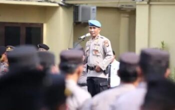 Kasi Propam Polrestabes Makassar, Kompol Ramli, dalam apel pagi yang diikuti seluruh personel Polrestabes, Senin (13/10/2025)(Dok.Katasatu)