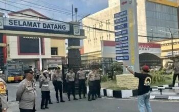 Rahmat Paturungi, selaku Dewan Komando Front Aktivis Kerakyatan Sulawesi Selatan (FAK Sulsel)