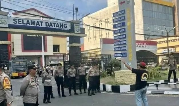 Rahmat Paturungi, selaku Dewan Komando Front Aktivis Kerakyatan Sulawesi Selatan (FAK Sulsel)