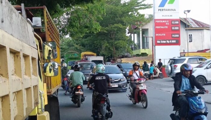 Warga Palopo Soroti Antrian Panjang di SPBU Akhmad Rasak