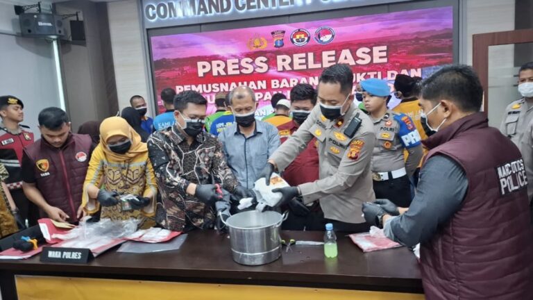 Polres Berau musnahkan sabu-sabu (dok: katasatu)