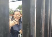 Oknum staff Stella Gracia School Kota Makassar yang melarang wartawan melakukan dokumentasi (dok: katasatu)