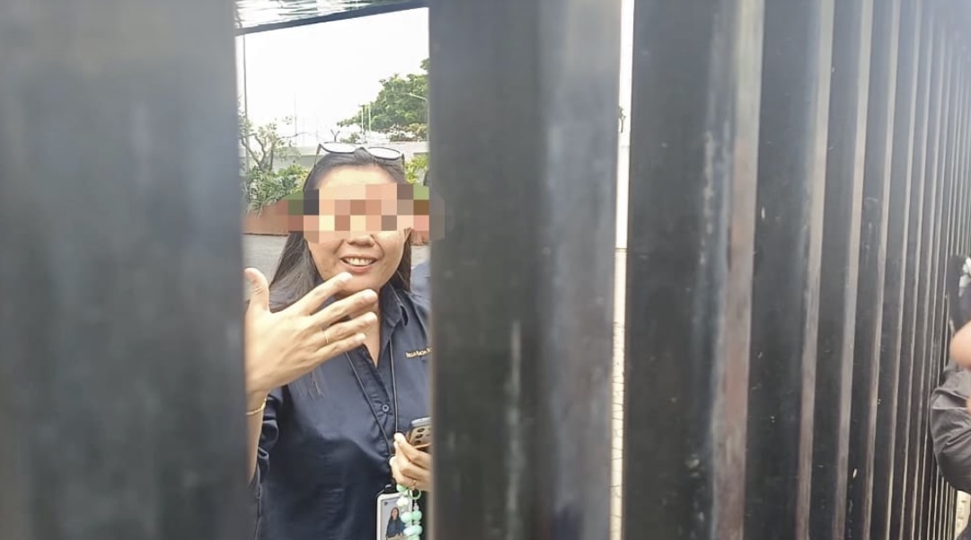 Oknum staff Stella Gracia School Kota Makassar yang melarang wartawan melakukan dokumentasi (dok: katasatu)