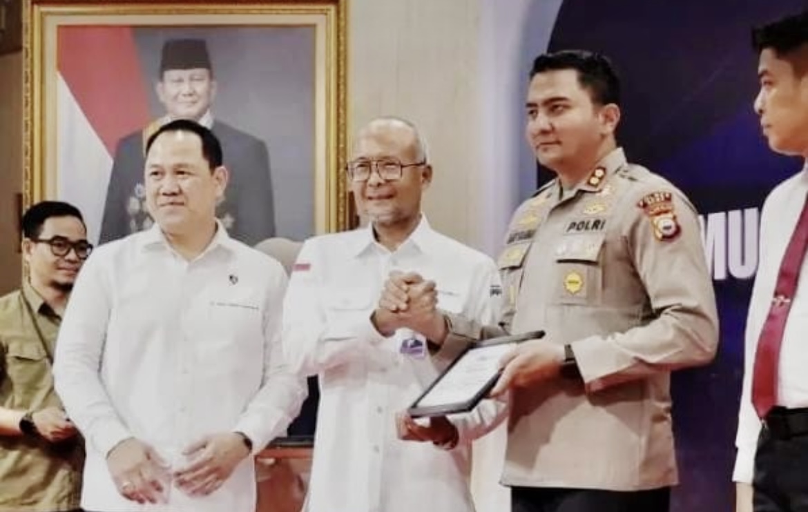 Polres Gowa menerima piagam penghargaan dari Bank Indonesia (BI) Provinsi Sulawesi Selatan atas dedikasi dan keberhasilannya