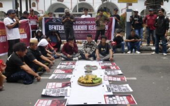 Ritual Songka Bala Iringi Longmarch Buruh KIBA ke PN Makassar (Dok: katasatu)