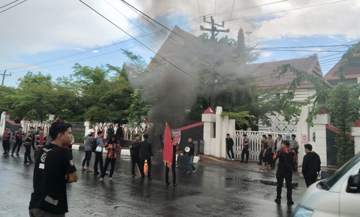 Satuan Pelajar dan Mahasiswa Pemuda Pancasila (SAPMA PP) Kabupaten Gowa menggelar aksi damai di depan Kantor Pemerintah Daerah (Pemda) dan Dewan Perwakilan Rakyat Daerah (DPRD) Gowa.