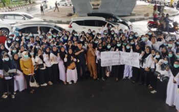 Aksi unjuk rasa tenaga kesehatan Sulawesi Selatan di Fly Over Kota Makassar