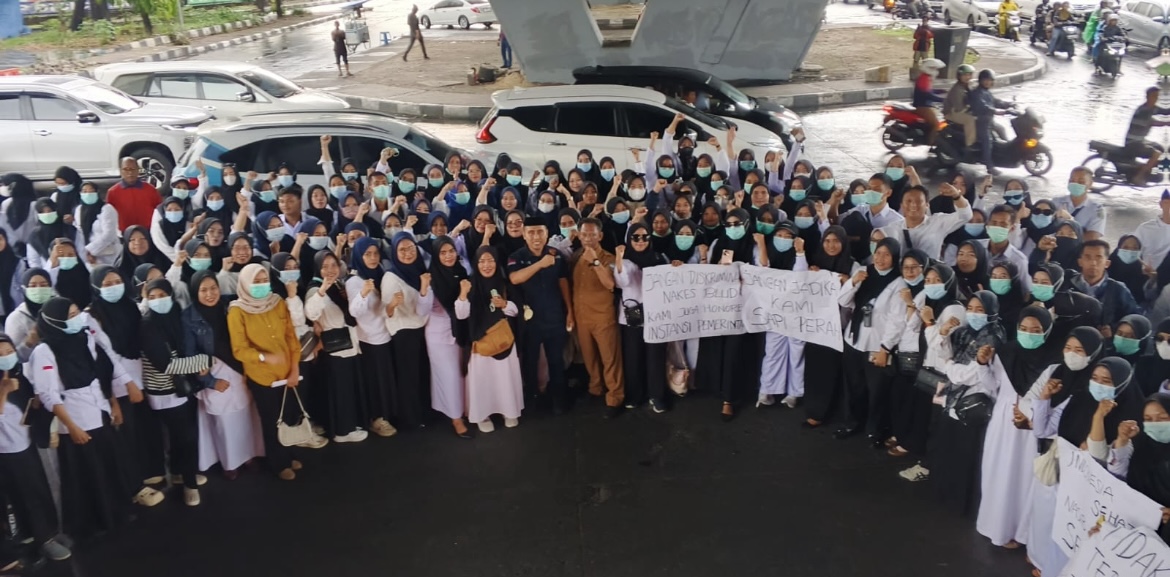 Aksi unjuk rasa tenaga kesehatan Sulawesi Selatan di Fly Over Kota Makassar