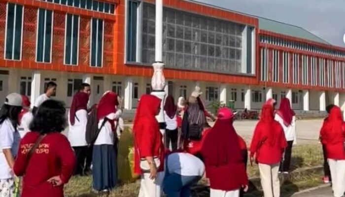 Semarak HUT RI ke-80, Pemkot Bersama DLH Palopo Tebar Bibit Ikan dan Bagikan Bendera Merah Putih