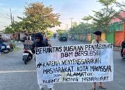 Pendemo bentangkan spanduk penolakan penimbunan BBM bersubsidi di Makassar (dok: ist)