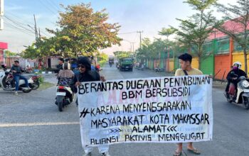 Pendemo bentangkan spanduk penolakan penimbunan BBM bersubsidi di Makassar (dok: ist)