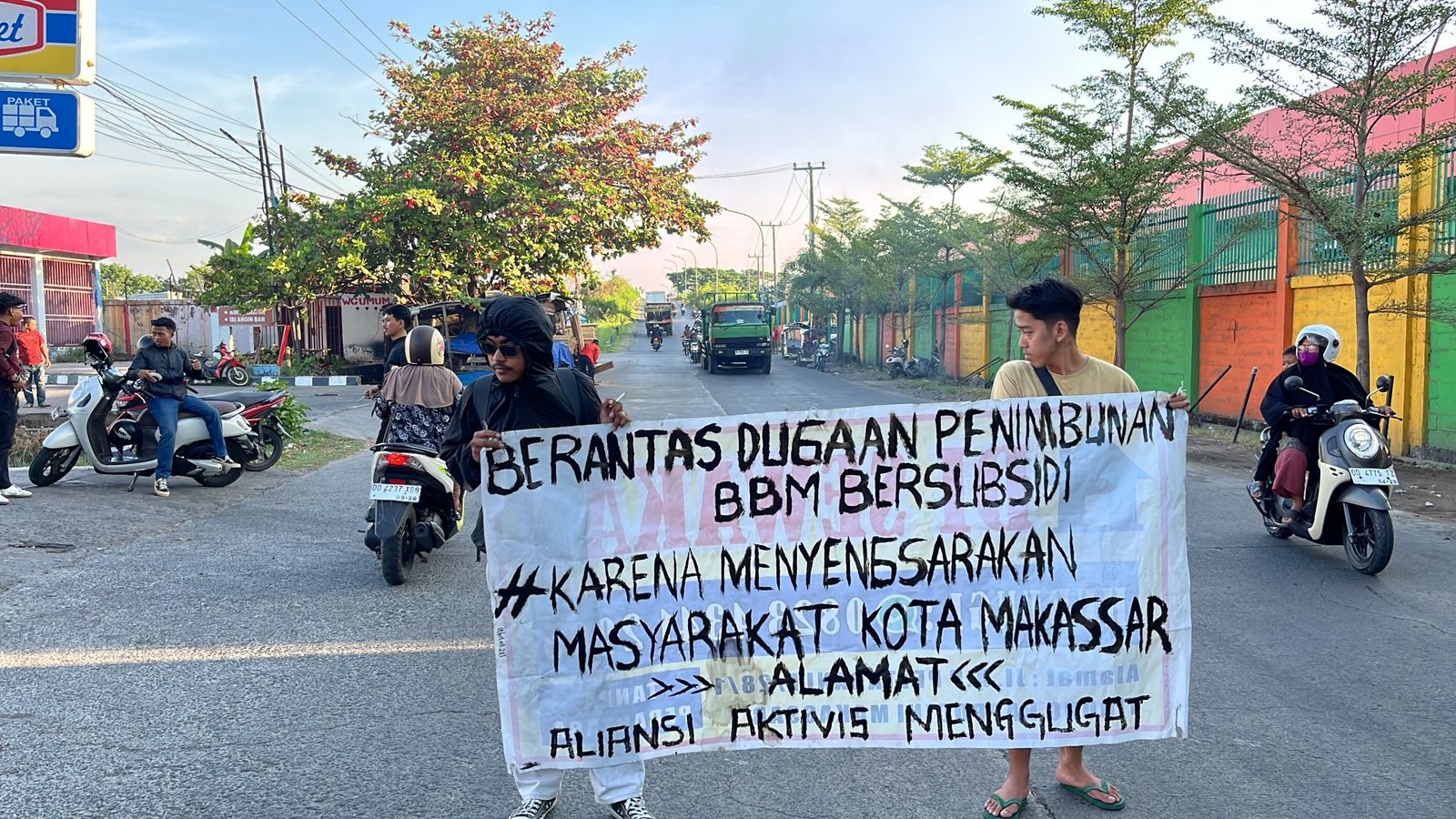 Pendemo bentangkan spanduk penolakan penimbunan BBM bersubsidi di Makassar (dok: ist)