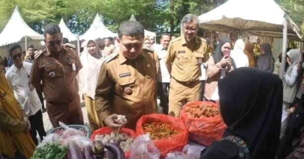 Walikota Makassar saat meninjau program gerakan pangan murah yang di gelar di halaman kantor camat Tamalatea Senin 13 Oktober 2025 (Dok.KataSatu)