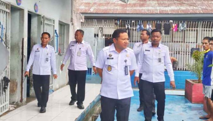 Pastikan Keamanan dan Ketertiban, Kalapas Palopo Lakukan Kontrol Keliling Blok Hunian