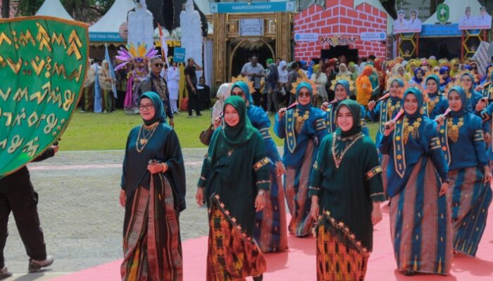 Ketua TP-PKK Luwu Pimpin Defile pada Pembukaan Jambore dan HKG PKK ke-53 Tingkat Sulsel