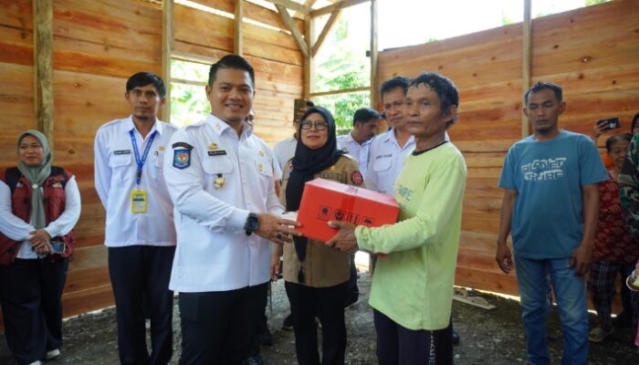 Wabup Dhevy Bijak Pawindu Beri Bantuan ke Korban Angin Kencang di Lamasi