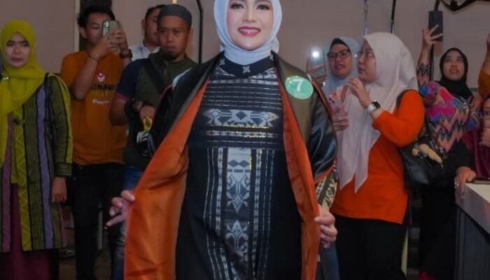 Nilasari Dhevy Bijak Perkenalkan Wastra Muslimah Bermotif Luwu di UMKM FIESTA Sulsel 2025
