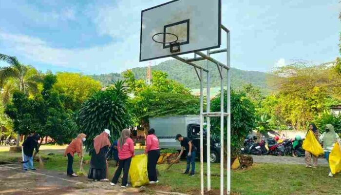 DLH Palopo Kerja Bakti di SMPN 8: Ciptakan Lingkungan Sekolah Bersih dan Nyaman